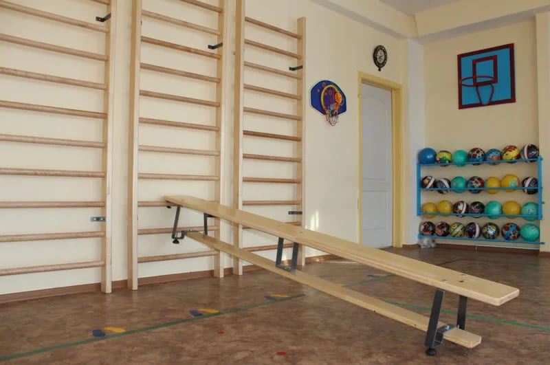 Шведская стенка и гимнастическая скамья: идеальный дуэт